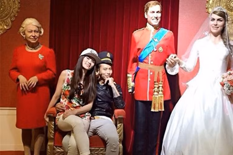 Sau khi sinh con trai ít lâu, cựu thành viên nhóm H.A.T đã quay trở lại showbiz. Dù bận rộn, ông xã của cô vẫn dành nhiều thời gian cho vợ và con. Ảnh: FBNV