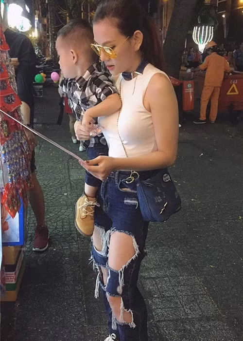 Vốn kín tiếng nên Thu Thủy và chồng đại gia giấu mặt hình ảnh cậu quý tử của mình với công chúng cho đến tháng 2/2017. Ảnh: FBNV