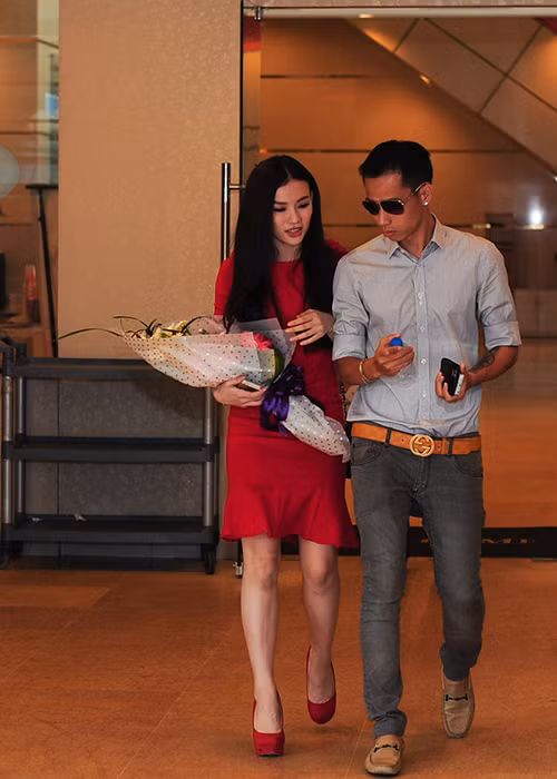 Sau khi công khai, Thu Thủy thường xuyên được bạn trai hộ tống tham gia các sự kiện của showbiz. Anh cũng ủng hộ bạn gái hoạt động nghệ thuật. Ảnh: Zing