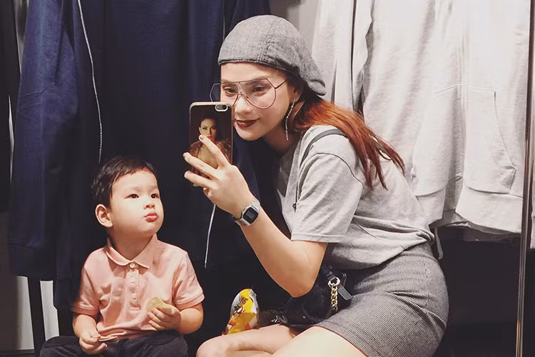 Khi chia sẻ hình ảnh bên con trai, Thu Thủy lại chú thích đầy bóng gió cuộc sống hiện tại của cô chỉ có 2 mẹ con. Ảnh: FBNV