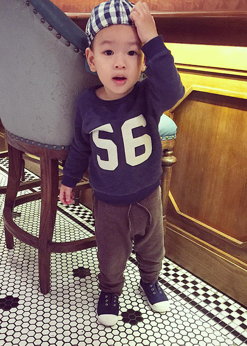 Bé Lạc Gia ngay từ nhỏ đã được bố mẹ cho ăn diện rất sành điệu.