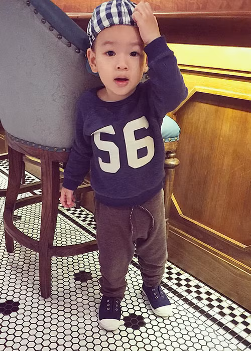 Bé Lạc Gia ngay từ nhỏ đã được bố mẹ cho ăn diện rất sành điệu.