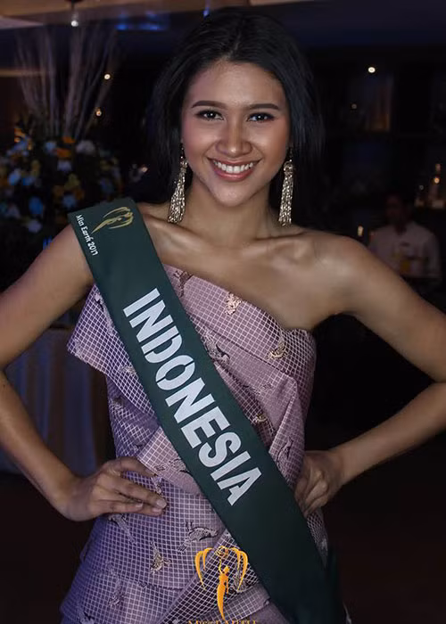 Là đại diện Indonesia, Michelle Alriani không gợi cảm nhất. Tuy nhiên, cô lại thu hút sự chú ý khi lên tiếng. Michelle được Missosology dự đoán giành vị trí thứ 14. Chung kết cuộc thi Hoa hậu Trái đất 2017 sẽ diễn ra lúc 19h (giờ Việt Nam) ngày hôm nay (4/11).