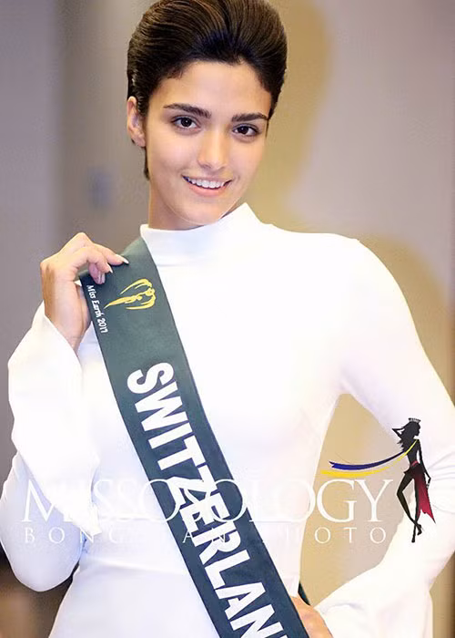 Sarah Laura Peyrel đến từ Thụy Sĩ sở hữu thân hình quyến rũ. Người đẹp được Missosology dự đoán giành vị trí thứ 12 chung cuộc.