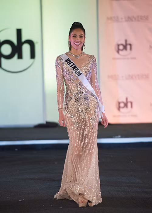 Đại diện Việt Nam tại cuộc thi Hoa hậu Hoàn vũ Thế giới năm nay là Nguyễn Thị Loan. Trong bán kết vừa qua, cô gây chú ý ở phần trình diễn áo tắm nhờ vóc dáng săn chắc.