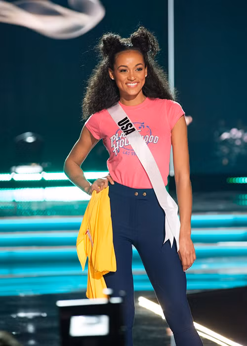 Đại diện Mỹ trẻ trung, năng động trong trang phục áo phông và quần jeans trong buổi tổng duyệt.