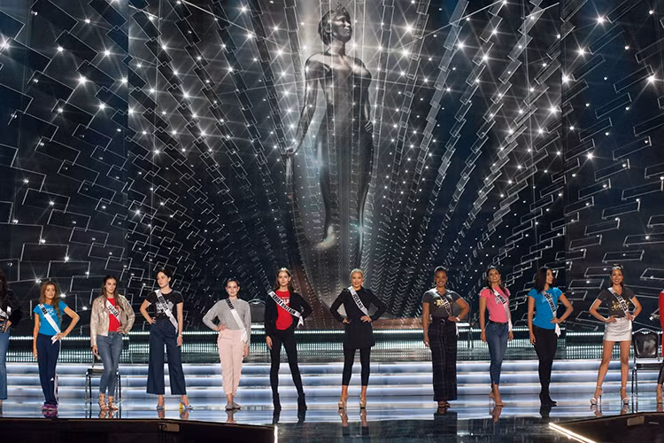 Sân khấu chung kết Hoa hậu Hoàn vũ Thế giới 2017 được đầu tư hoành tráng không như sân khấu bán kết vừa qua bị chê tơi tả.