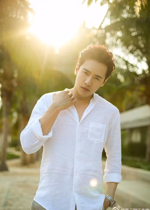 Cao Vân Tường sinh năm 1985 tại Thiên Tân, Trung Quốc. Trước khi bén duyên với nghệ thuật, anh từng là một vận động viên. Ảnh: Weibo