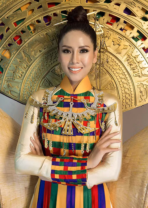 “Hồn Việt” được điểm xuyết bởi 2 chiếc nón lá khổng lồ như một đôi cánh cách điệu, cùng phần cánh quạt với họa tiết trống đồng mang đậm dấu ấn văn hóa, lịch sử của dân tộc Việt Nam.