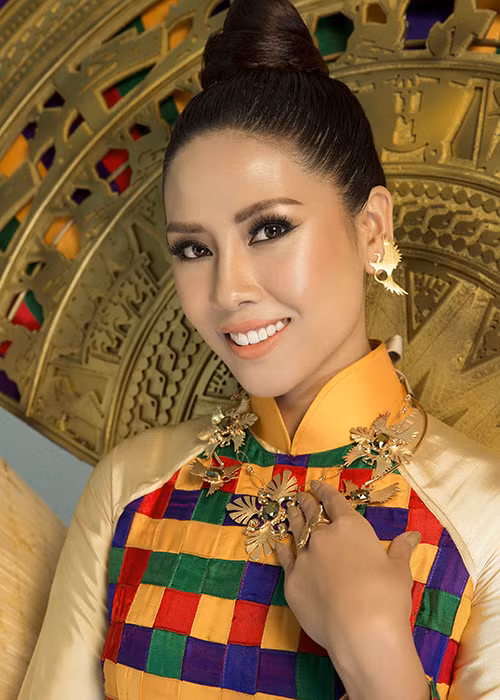 Đại diện Việt Nam tại Hoa hậu Hoàn vũ Thế giới năm nay - Nguyễn Thị Loan chọn bộ trang phục dân tộc mang tên “Hồn Việt”.