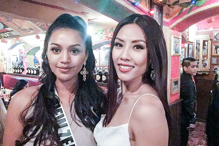 Đại diện Việt Nam tự tin đọ sắc cùng người đẹp đến từ New Zealand tại Hoa hậu Hoàn vũ Thế giới 2017.