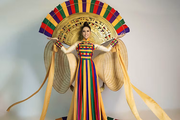 Bộ trang phục dân tộc của Nguyễn Thị Loan tại Hoa hậu Hoàn vũ Thế giới được lên ý tưởng thiết kế và thực hiện dựa trên hình ảnh chiếc áo dài truyền thống của Việt Nam.