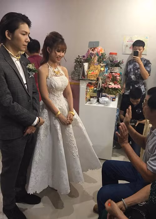 Cô dâu chú rể lắng nghe lời dặn dò của người thân trong đám cưới.