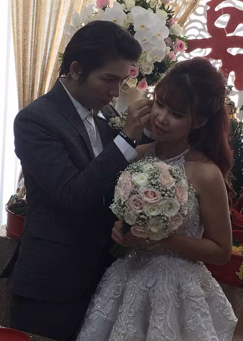 Khởi My diện chiếc váy cưới trắng lộng lẫy còn Kelvin Khánh bảnh bao trong trang phục vest.