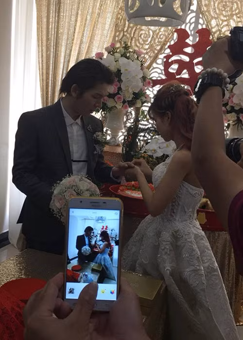 Đôi uyên ương bắt đầu yêu nhau vào cuối năm 2013 nhưng giữ kín chuyện hẹn hò cho đến khi tổ chức lễ đính hôn vào tháng 4/2017.