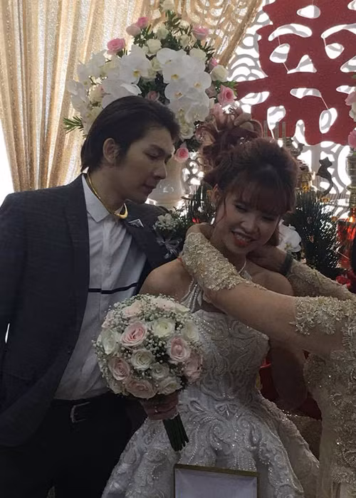 Khởi My hơn Kelvin Khánh 4 tuổi nhưng cả hai trông vẫn rất đẹp đôi bên nhau.