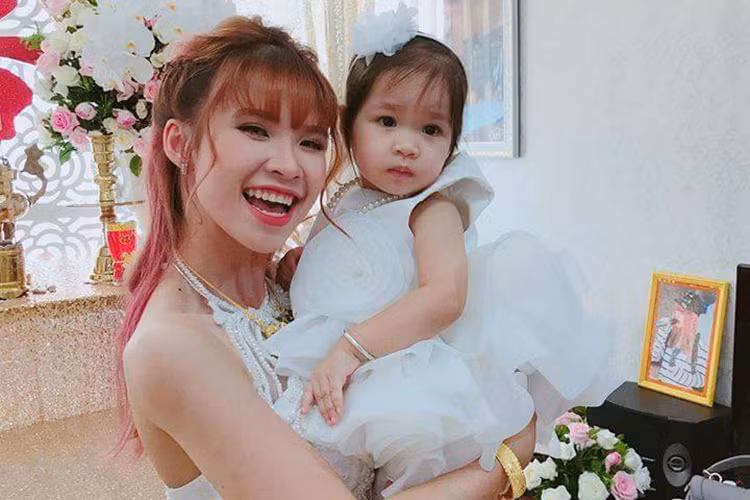 Khởi My cười rạng rỡ trong đám cưới.