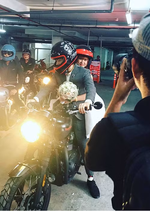 Chú rể Kelvin Khánh dẫn đầu đoàn rước dâu bằng mô tô thay vì ô tô như thông thường.