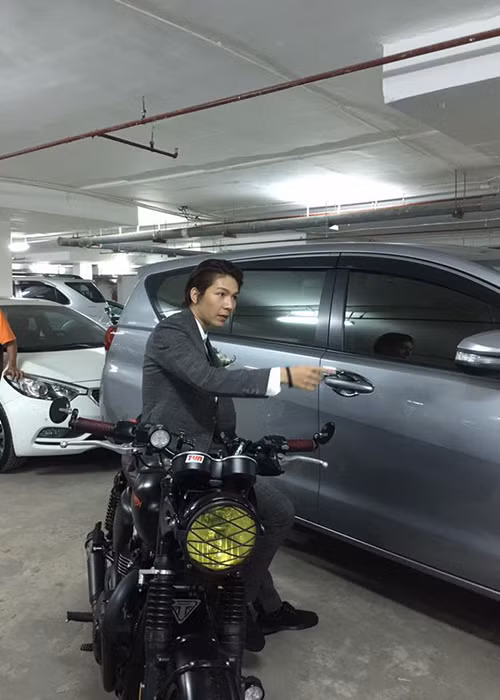 Kelvin Khánh vốn thường xuyên sử dụng mô tô để đi lại. Anh cũng chở Khởi My bằng mô tô mỗi khi đi chơi.