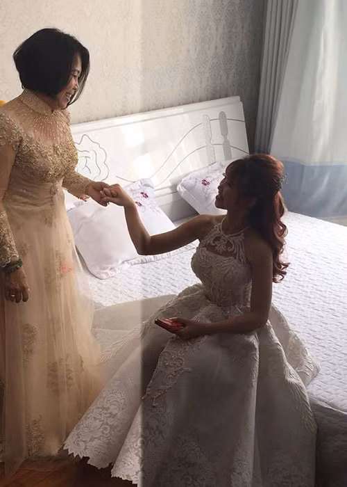Khởi My tươi rói bên mẹ ruột trong đám cưới vào sáng ngày 23/11.