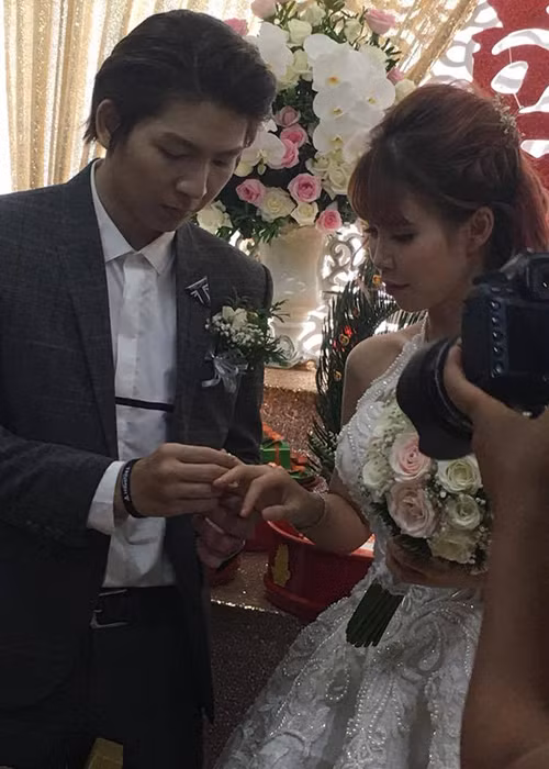 Nữ ca sĩ và chồng đã thực hiện các nghi lễ truyền thống trước sự chứng kiến của người thân.