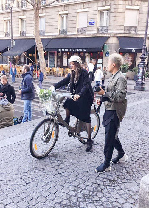 Lý Nhã Kỳ tập đi xe đạp ở Paris trong tiết trời dưới 5 độ C.