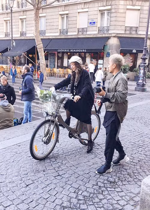 Lý Nhã Kỳ tập đi xe đạp ở Paris trong tiết trời dưới 5 độ C.