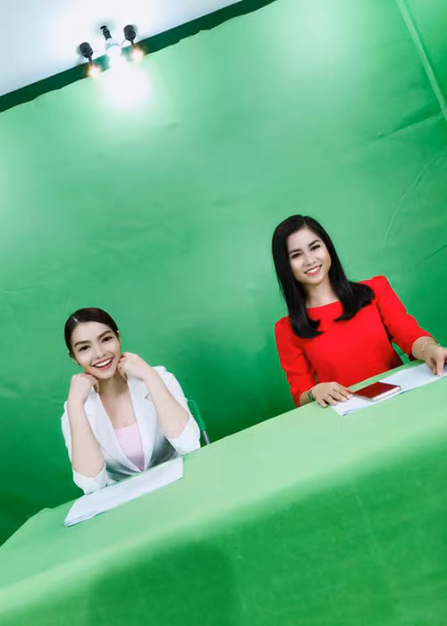 Ngoài đóng phim, Kim Hạnh còn làm MC, lồng tiếng, phóng viên. Bên cạnh đó, cô cũng đắt show quảng cáo làm đại diện thương hiệu. Ảnh: FBNV