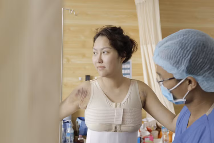 Ngày 15/7, Phi Thanh Vân đã trải qua ca phẫu thuật thẩm mỹ lần 3 gồm: nâng ngực, cấy mỡ mông, hút mỡ bụng, hút mỡ đùi với tổng chi phí hơn 500 triệu đồng. Ảnh: FBNV