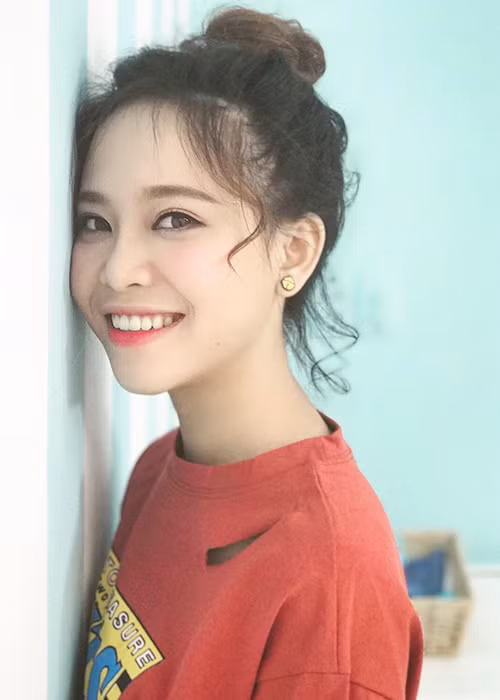 Học trò của Mỹ Tâm còn phát hành một số sản phẩm âm nhạc. Tháng 10/2015, cô ra mắt single đầu tay mang tựa đề “Để lại cho em”. Ảnh: FBNV