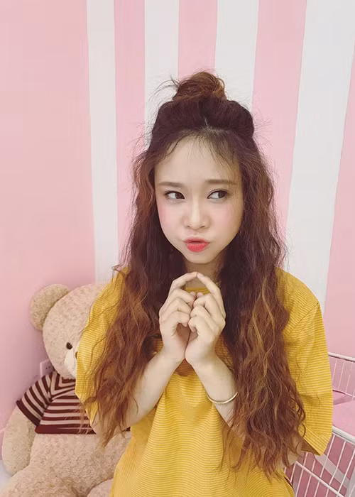 Bảo Uyên vừa học văn hóa vừa theo đuổi niềm đam mê âm nhạc. Vào thời gian rảnh, cô vẫn đi biểu diễn. Ảnh: FBNV