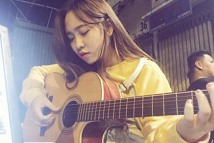 Bảo Uyên đã dành phần lớn thời gian của mình vào việc học tập để tốt nghiệp cấp 3 như lời dặn dò của Mỹ Tâm. Ảnh: FBNV