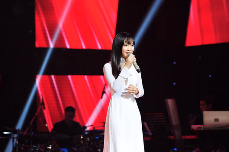 Thời điểm tham gia The Voice 2015, Bảo Uyên 16 tuổi. Tại cuộc thi, cô gái gốc Đà Lạt không chỉ thu hút bởi vẻ ngoài xinh đẹp mà còn tạo ấn tượng với giọng hát trong trẻo, cao vút. Ảnh: VTV