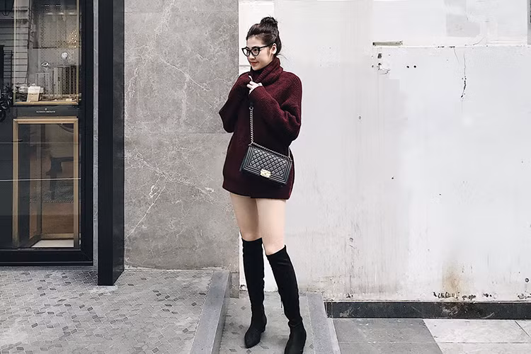 Á hậu Tú Anh khoe chân dài miên man trên phố Hà Nội.