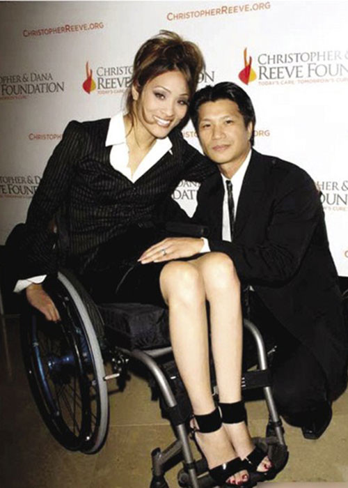 Dù Angela bị liệt hai chân, Dustin Nguyễn vẫn quyết định làm đám cưới với cô. Sau hôn lễ, cặp đôi sống hạnh phúc bên nhau. Dustin Nguyễn thường xuyên sánh đôi cùng vợ tham gia các sự kiện. Ảnh: Vietnamnet