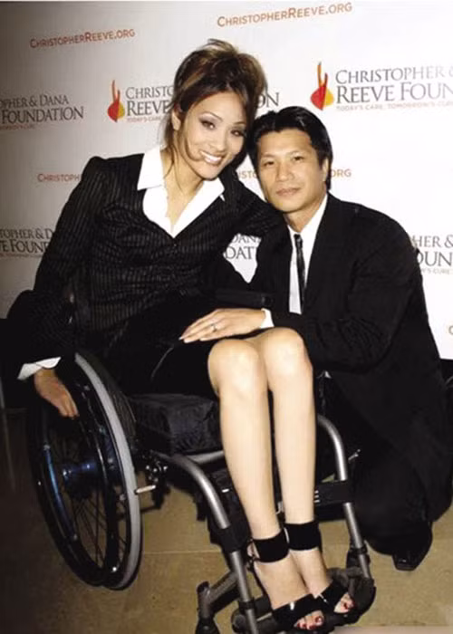 Dù Angela bị liệt hai chân, Dustin Nguyễn vẫn quyết định làm đám cưới với cô. Sau hôn lễ, cặp đôi sống hạnh phúc bên nhau. Dustin Nguyễn thường xuyên sánh đôi cùng vợ tham gia các sự kiện. Ảnh: Vietnamnet