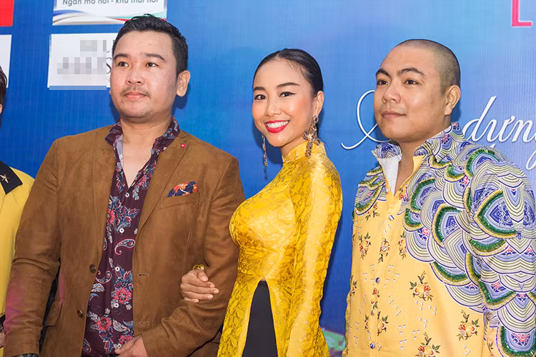 Ca sĩ Đoan Trang cũng diện áo dài truyền thống tại sự kiện.