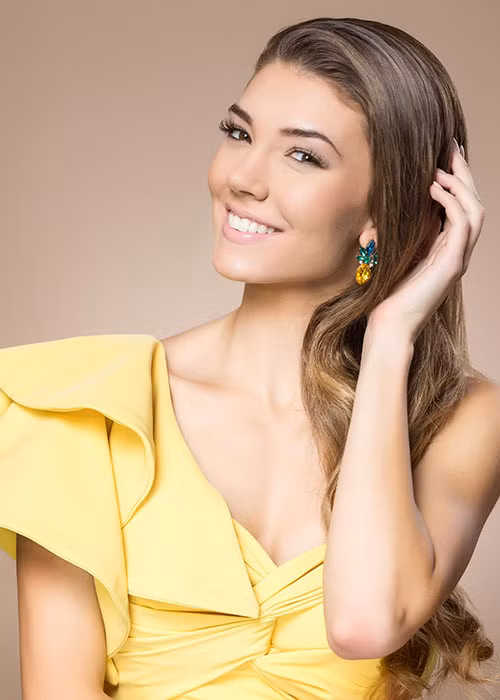 Đại diện Tây Ban Nga Elisa Tulian năm nay 21 tuổi, cao 1m80. Cô là người mẫu kiêm diễn viên, vũ công chuyên nghiệp. Elisa cũng là đối thủ đáng gờm của nhiều thí sinh khác.