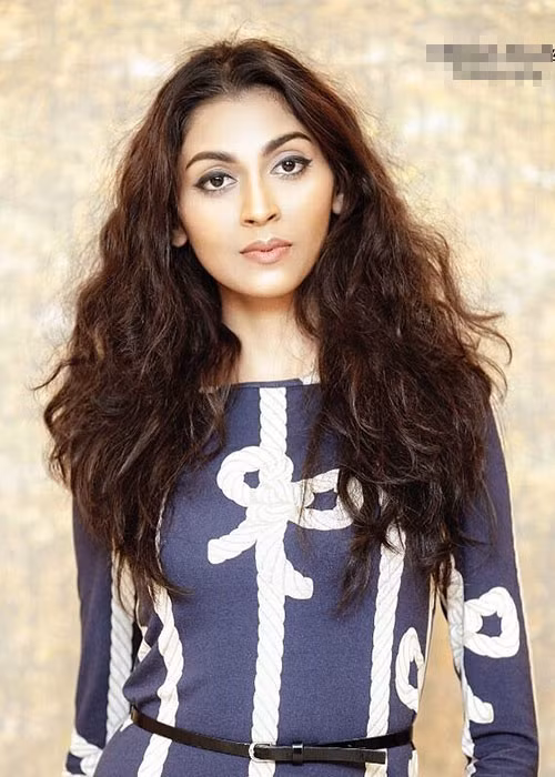 Nikita Chandak năm nay 21 tuổi, là một người mẫu. Đại diện Nepal lọt thẳng top 40 và được kỳ vọng tiến xa trong đêm chung kết.