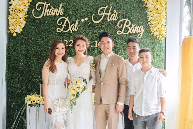 Cũng từng là thành viên nhóm Mây Trắng giống Thu Thủy, Hải Băng đang sống hạnh phúc bên ông xã Thành Đạt và cô con gái đầu lòng. Hải Băng và Thành Đạt từng bí mật làm lễ đính hôn vào tháng 7/2016. Ảnh: FBNV