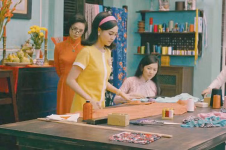 Chia sẻ về vai diễn Như Ý trước khi “Cô Ba Sài Gòn” khởi chiếu, Ninh Dương Lan Ngọc cho hay, nhân vật của cô đảm nhận sống ở thập niên 60 - 70 nên cô chỉ biết giai đoạn này qua phim ảnh, internet. Ảnh: VTV