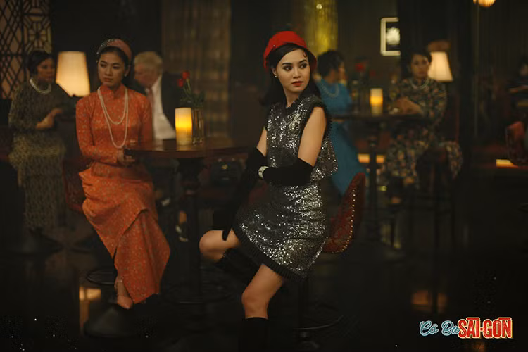 Nhân vật Như Ý của Lan Ngọc sống vào năm 1969 tại Sài Gòn. Dù xuất thân trong gia đình có truyền thống 9 đời may áo dài nhưng Như Ý lại muốn thiết kế và may âu phục. Ảnh: Zing