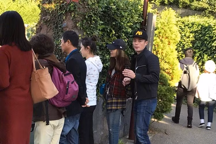 Vợ chồng Lâm Tâm Như - Hoắc Kiến Hoa vừa bị người hâm mộ bắt gặp "trốn con" đi hẹn hò ở Nhật Bản. Ảnh: Sina