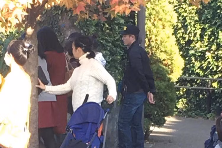 Cặp đôi đình đám xứ Trung tỏ ra khá thoải mái, không sợ sự soi mói của những người xung quanh khi có mặt tại công viên Ueno. Ảnh: Sina