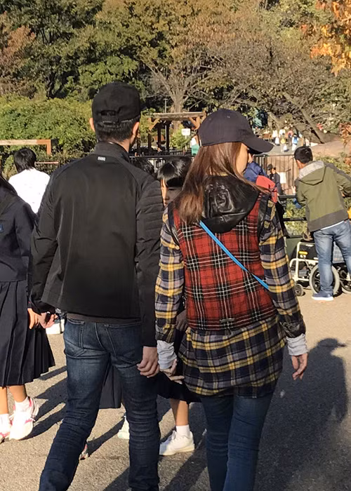 Lâm Tâm Như và Hoắc Kiến Hoa đều ăn mặc giản dị với quần jeans, áo khoác và đi giày thể thao. Ảnh: Sina