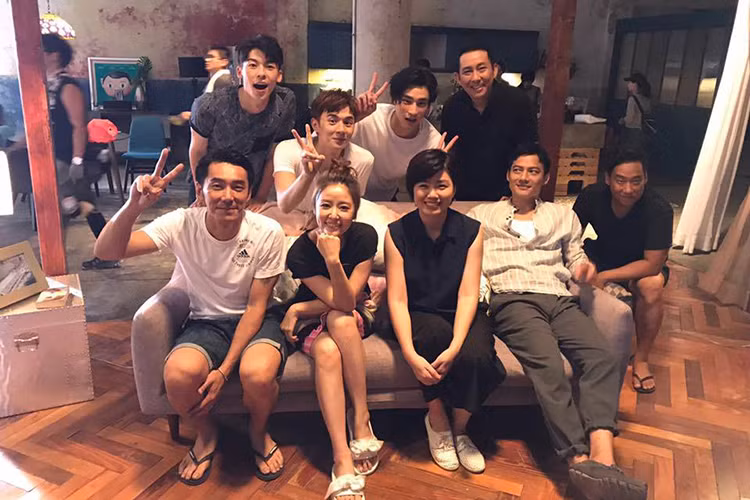 Khi quay phim, Lâm Tâm Như được mẹ và chồng giúp đỡ chăm sóc con gái. Ảnh: Sina