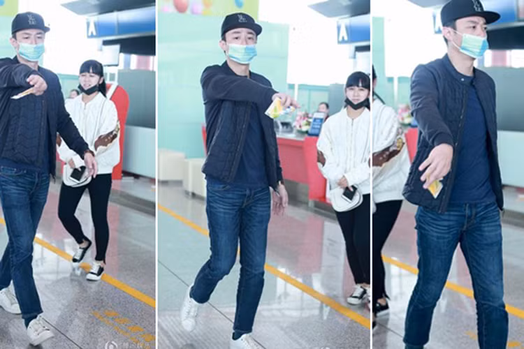 Giữa lùm xùm đời tư, Hoắc Kiến Hoa xuất hiện tại sân bay Bắc Kinh. Khi bị paparazzi chụp hình và đặt ra nhiều câu hỏi phỏng vấn, anh tỏ ra rất khó chịu. Ảnh: QQ