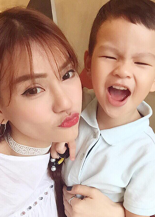 Thu Thủy gọi cậu quý tử của mình là Lạc Gia. Khi cậu nhóc được 2 tuổi, nữ ca sĩ mới công khai hình ảnh của bé.