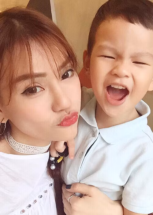 Thu Thủy gọi cậu quý tử của mình là Lạc Gia. Khi cậu nhóc được 2 tuổi, nữ ca sĩ mới công khai hình ảnh của bé.