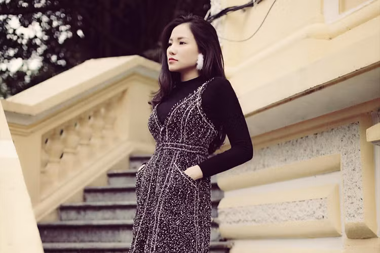 Lý Phương Châu chia sẻ: “Hôm qua đến giờ mình được nghe và chứng kiến quá nhiều câu chuyện về lòng người. Cảm thấy mọi thứ không có gì chắc chắn theo thời gian cả. Lòng người đổi còn lẹ hơn tờ giấy lật mặt. Đối với mình, cách tốt nhất là sống thật đơn giản. Gạch tên những người không tốt không thích ra khỏi cuộc sống. Không quan tâm thì không buồn bực”.